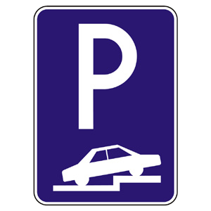 Značka - Parkovisko (čiastočné státie na chodníku kolmé alebo šikmé) (IP15a)